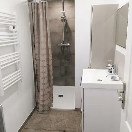 Joli F2 Indépendant Avec Jardin Privé Appartement *